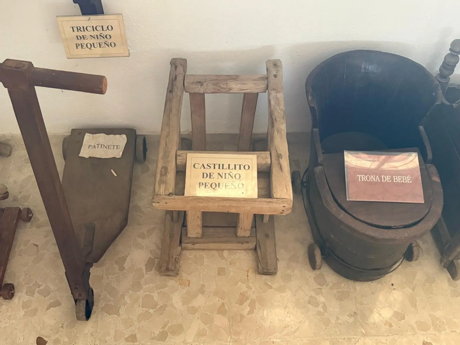 Juguetes y objetos infantiles antiguos